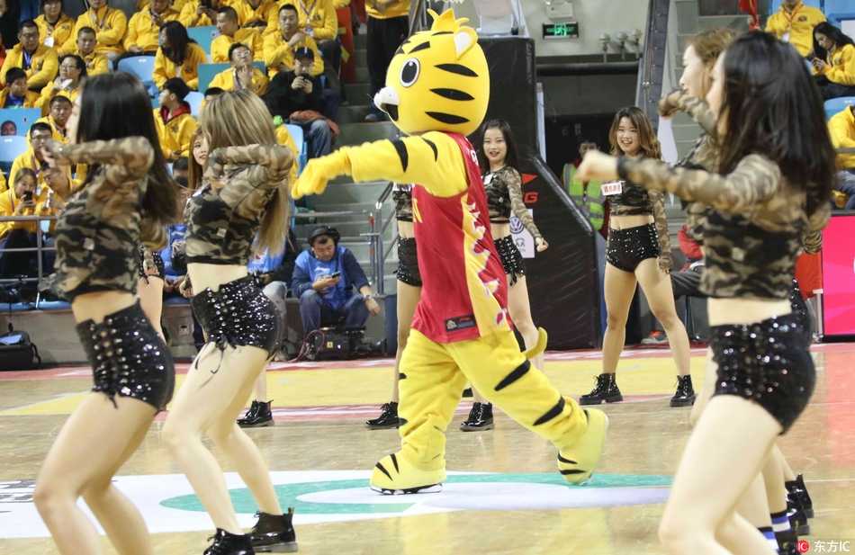寒冬热舞:长春赛场上的啦啦宝贝与吉祥物 顽皮的球队吉祥物突然闯入场地中央,与正在热舞的啦啦宝贝们形成有趣互动,这一突如其来的即兴表演让现场观众忍俊不禁。