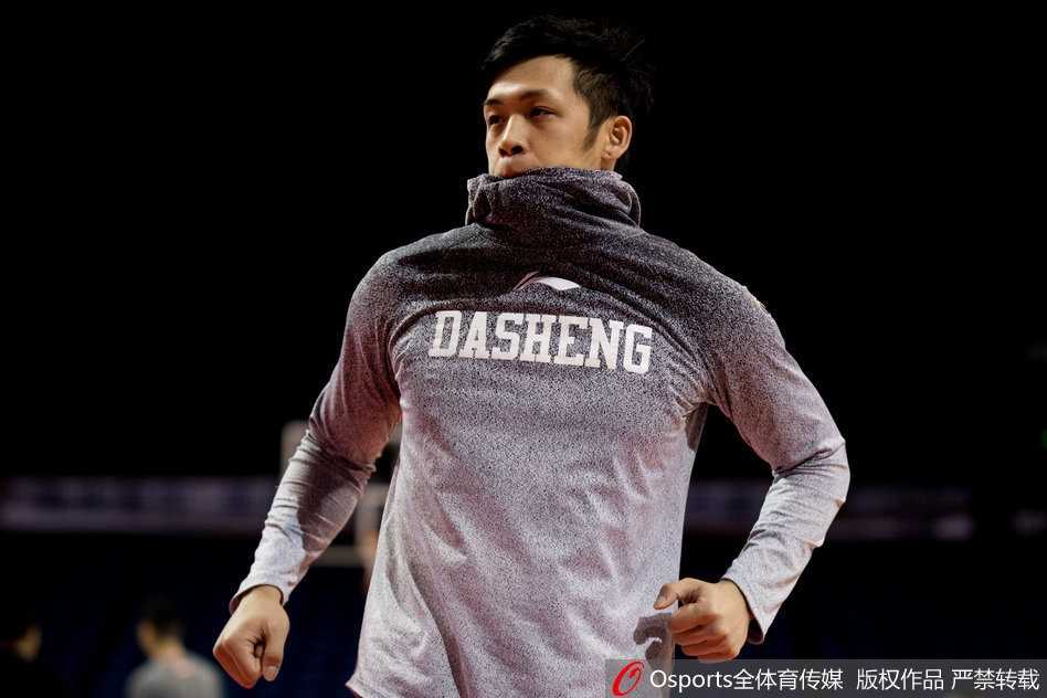 寒冬砺剑南京同曦埋头苦练静待季后赛门票冲刺 同曦众将挥汗如雨,在教练组紧盯下打磨每一个攻防细节,眼神中充满对胜利的渴望。