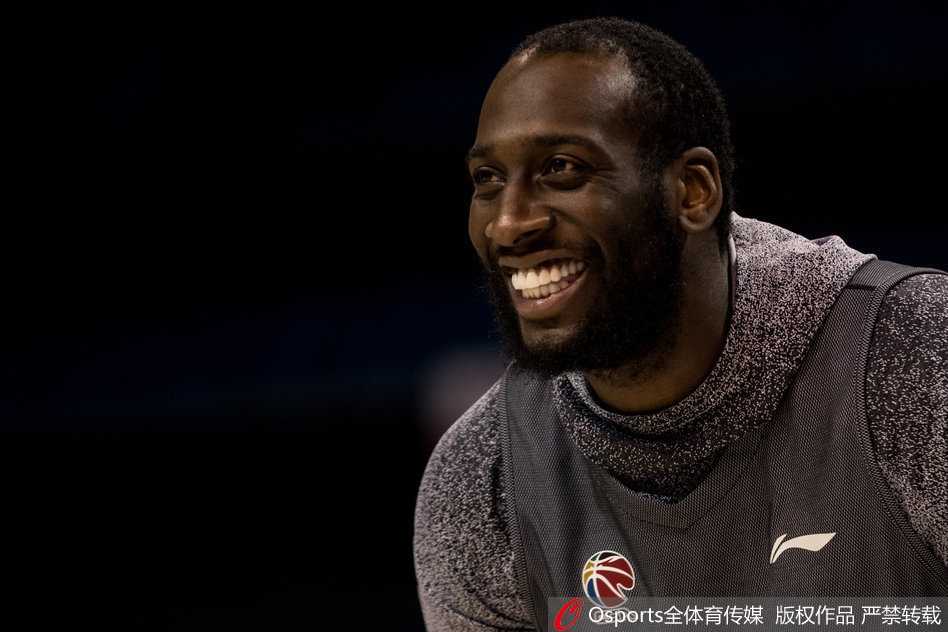 寒冬砺剑南京同曦埋头苦练静待季后赛门票冲刺 防守悍将宋建骅张开双臂宛如大鹏展翅,他用令人窒息的全场紧逼给持球人施加巨大压力,汗水飞溅在地板上。