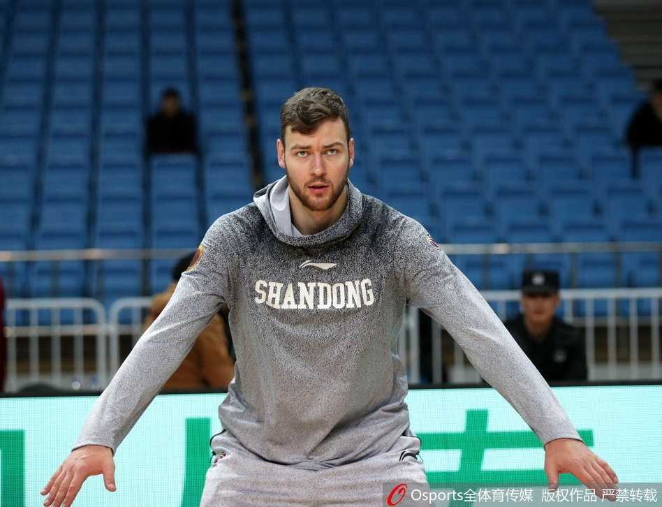 山东男篮贾诚与张庆鹏赛前低声交流战术，老将经验成为球队客场取胜关键