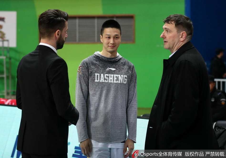 山东外援劳森赛前运球寻找节奏，眼神犀利准备用精准投射撕裂同曦防线