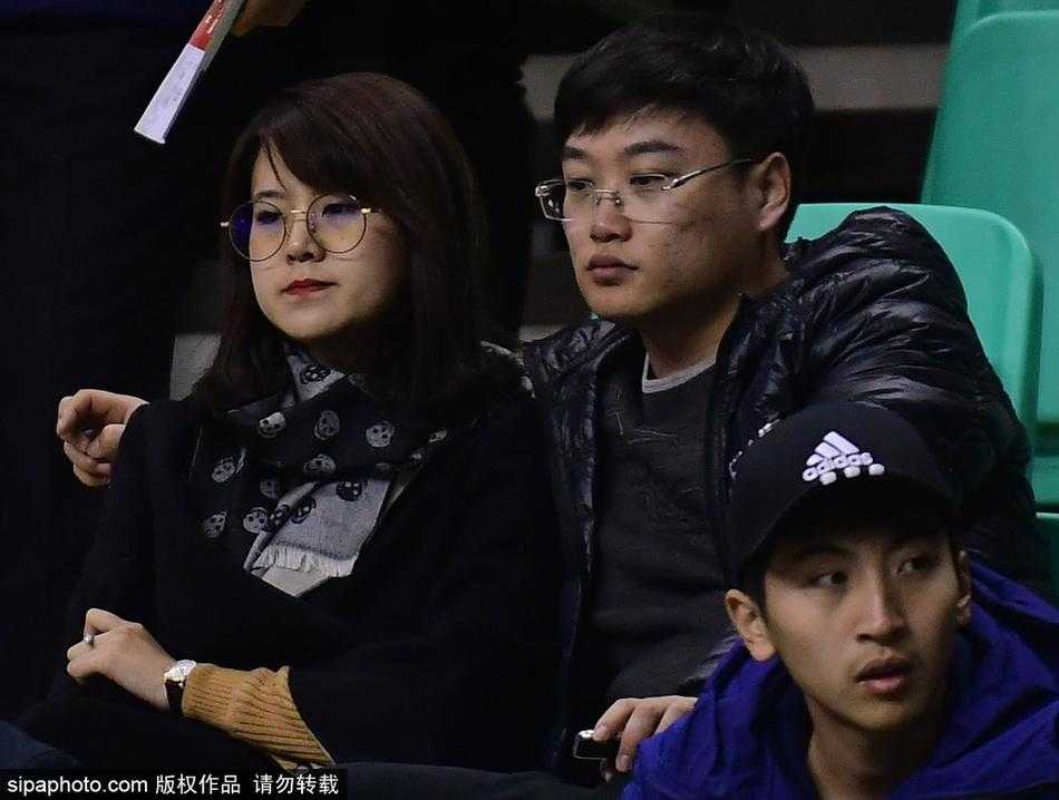 女孩激动地捂住了嘴巴，眼角泛着感动的泪光，面前的男友正单膝触地，虽然没有钻戒，但那份在数千人见证下的真诚足以胜过世间一切浮华。