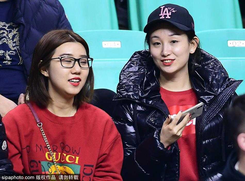 比赛进入白热化阶段，这位戴着可爱发卡的女生紧张地注视着球场，她的双手不自觉地放在嘴边，眼神中流露出难以掩饰的担忧和期盼，仿佛在用无声的力量为场上拼搏的球员们加油。