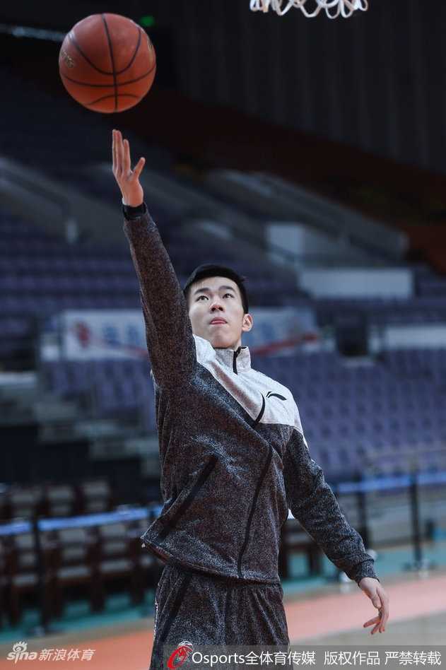 赛后阿的江指导面色平静地与队员击掌，尽管失利，但他依然给予年轻战士们鼓励的眼神，场边的计分牌定格在84-91。