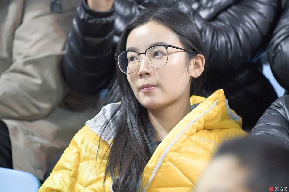 寒冬里的篮球火:吉林东北虎惜败上海,场边美女球迷惊艳长春 一位穿着时尚牛仔外套的甜美女生,双手轻轻放在膝盖上,脸上露出纯真而灿烂的笑容,显然是被现场热烈的气氛所感染。