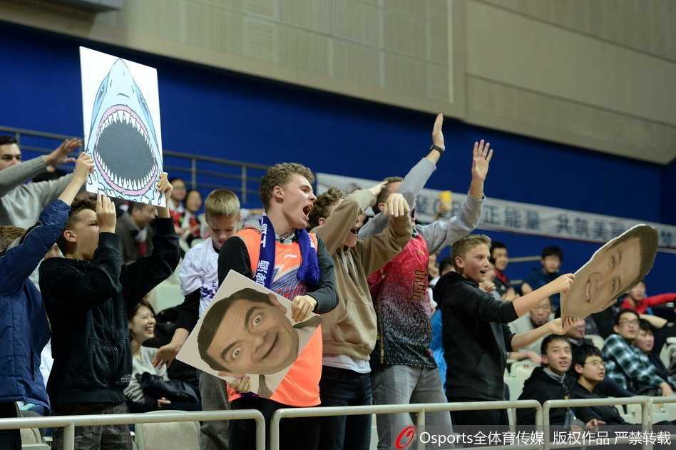 门将做出极限扑救，身体横在空中，指尖将必进球托出横梁，力保球门不失的瞬间充满张力。