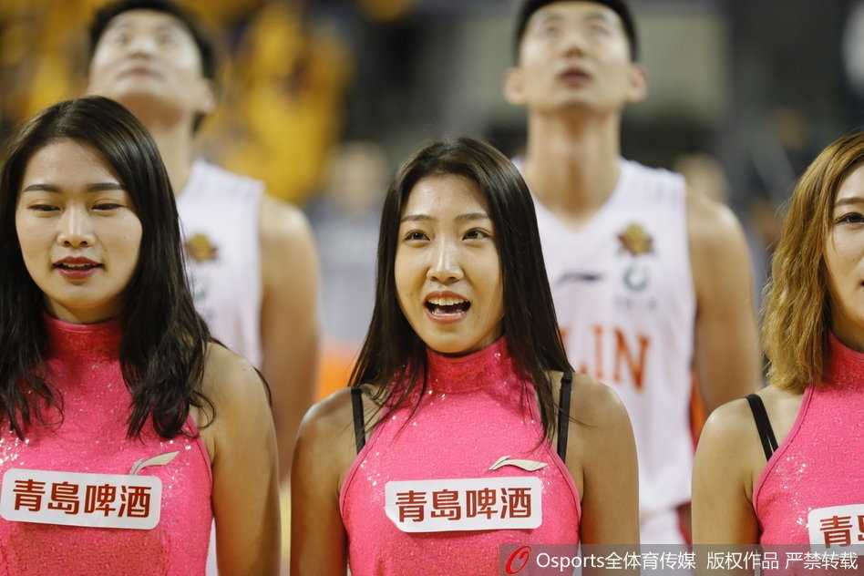 寒夜中的一团火:吉林篮球宝贝演绎冰与火之歌,东北虎主场激战大鲨鱼 篮球宝贝们整齐划一抬起长腿,动作干净利落,展现出青春无敌的活力与专业素养