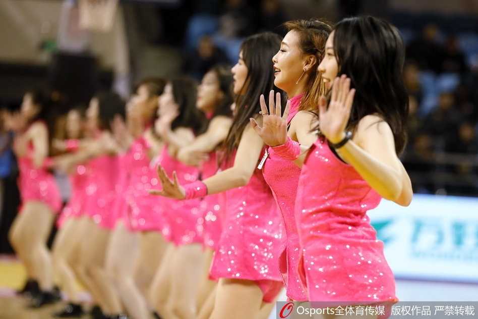 寒夜中的一团火:吉林篮球宝贝演绎冰与火之歌,东北虎主场激战大鲨鱼 在炫酷的紫色灯光下,宝贝们单手叉腰排成一列,紧身衣下的曼妙曲线展现得淋漓尽致