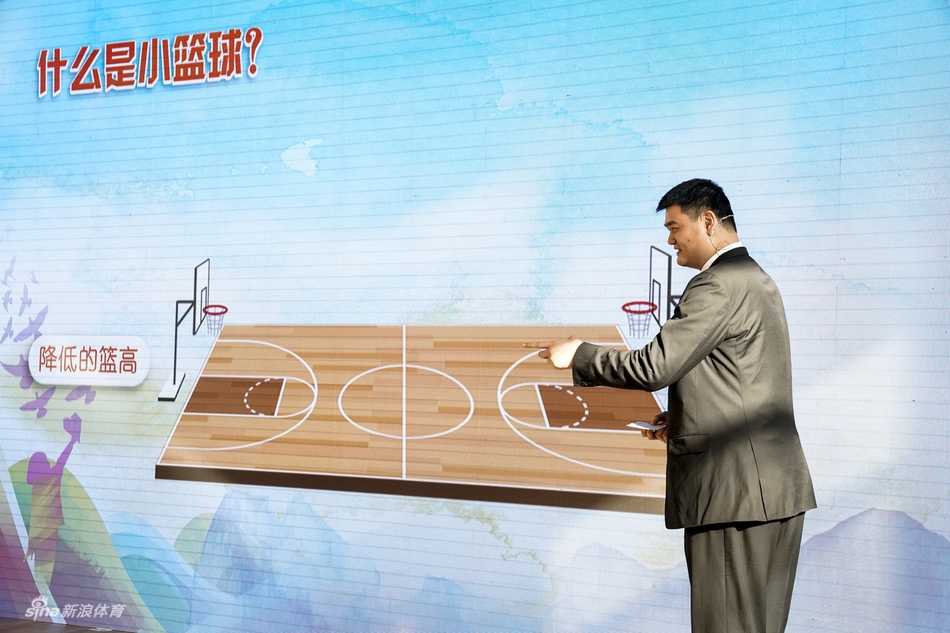 小篮球,大梦想:姚明启动中国少年篮球新篇章 在挂满彩色气球的小篮球场上,一群小学生正进行着激烈的比赛,一名身穿白色球衣的男孩正运球突破,动作有模有样。