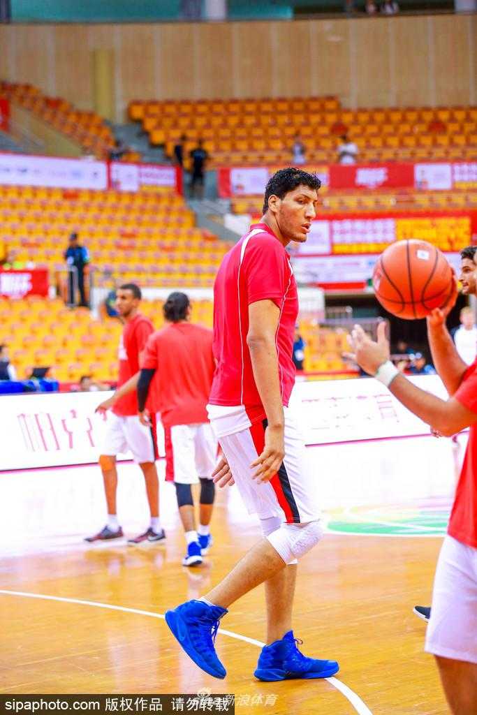 埃及男篮的队员们正在体能教练的指导下进行赛前拉伸，他们神情专注，身体的每一块肌肉都蓄势待发，仿佛即将奔赴战场的战士。