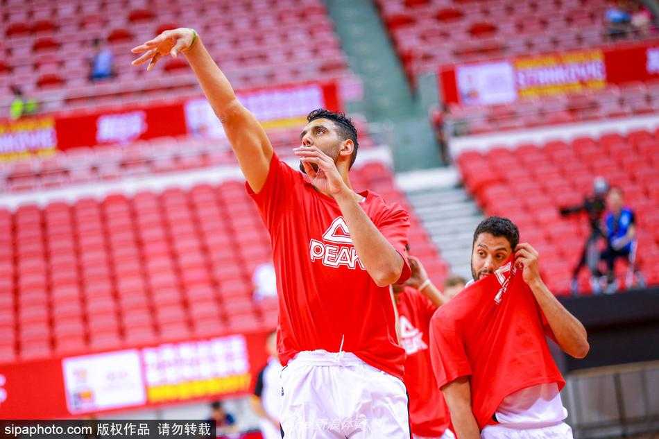 在教练的战术板前，埃及队球员们围拢在一起，目光紧紧跟随着教练手中的战术笔，认真聆听针对下一场对手的防守部署。