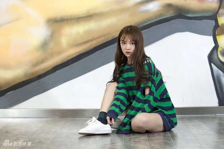 山东啦啦队元气少女小惠:赛场绽放的活力精灵 小惠高高跃起,手中花球闪耀出金色光芒,脸上洋溢着灿烂笑容