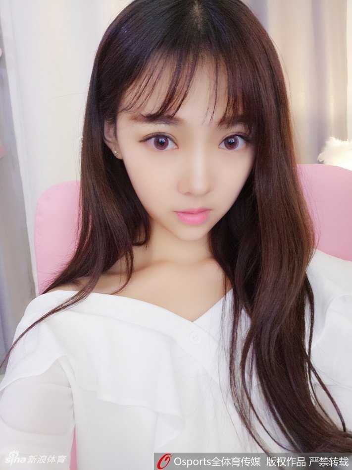 山东啦啦队元气少女小惠:赛场绽放的活力精灵 小惠与队友摆出可爱的团队造型,彼此搭着肩膀,展现默契与青春能量