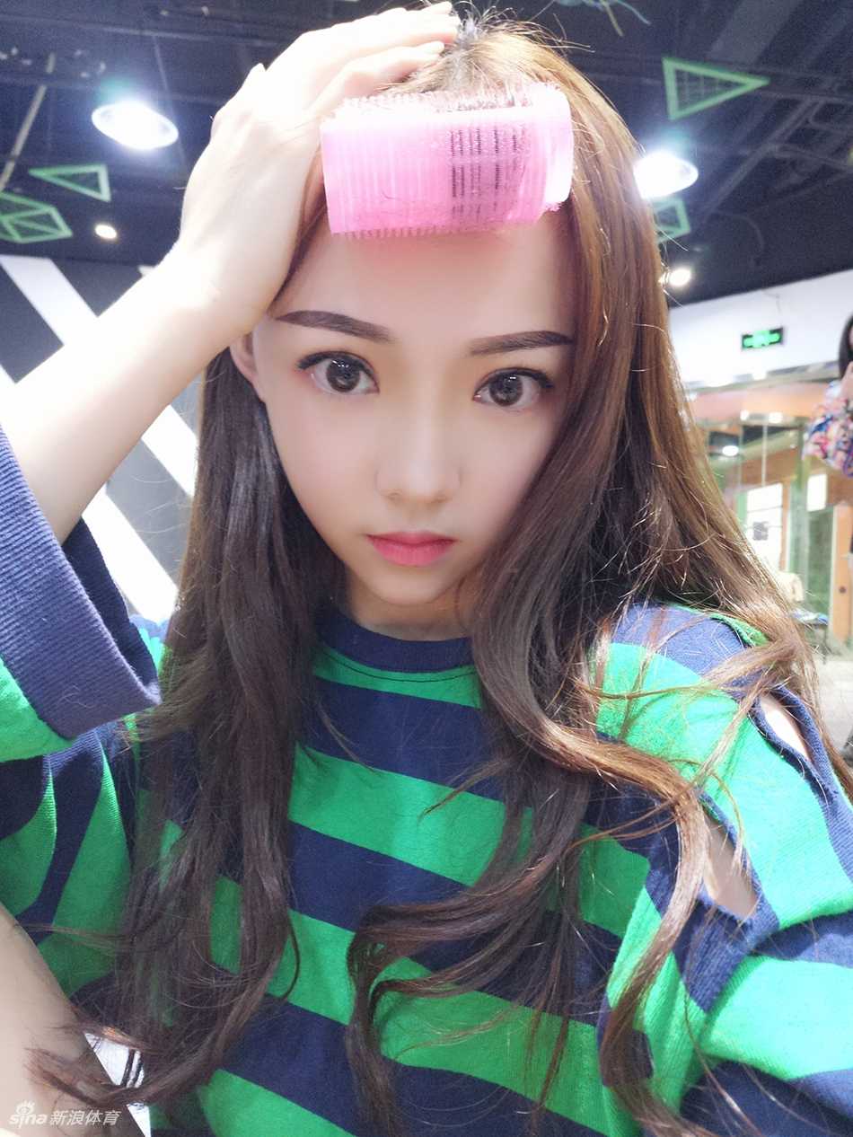 山东啦啦队元气少女小惠:赛场绽放的活力精灵 小惠俏皮比心,眼中闪烁着青春光芒,脸颊上带着可爱的酒窝