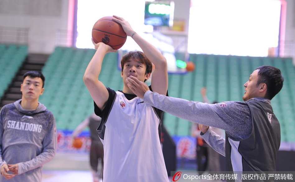 山东核心备战轻松写意 丁彦雨航率队剑指连胜 丁彦雨航训练场持球观察,眼神专注面带微笑