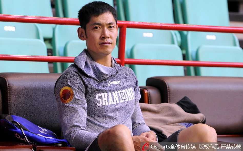 山东核心备战轻松写意 丁彦雨航率队剑指连胜 丁彦雨航在教练指导下进行针对性技术练习