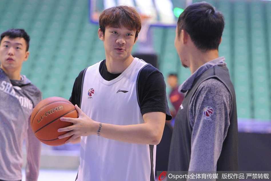 山东核心备战轻松写意 丁彦雨航率队剑指连胜 丁彦雨航三分线外干拔跳投,篮球划出完美弧线