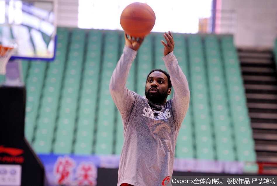 山东核心备战轻松写意 丁彦雨航率队剑指连胜 丁彦雨航运球突破瞬间,身手矫健如入无人之境