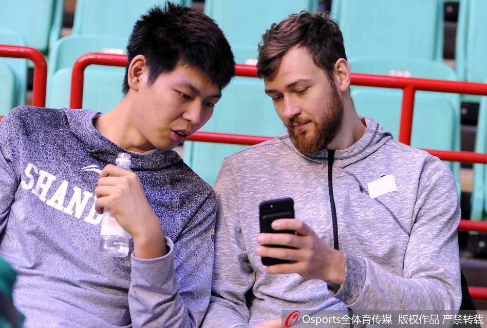 山东核心备战轻松写意 丁彦雨航率队剑指连胜 丁彦雨航训练场边喝水休息,神情轻松愉悦