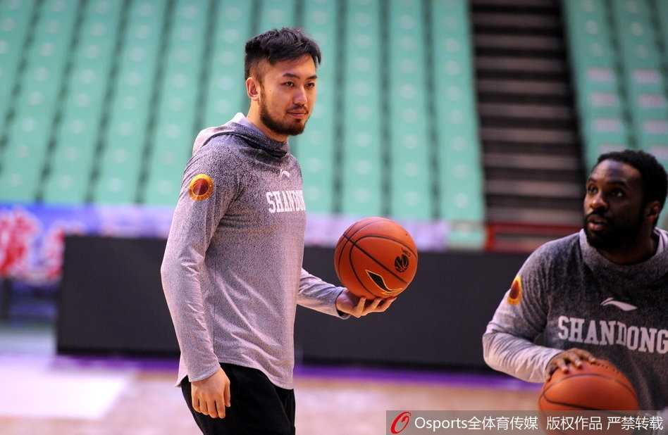 山东核心备战轻松写意 丁彦雨航率队剑指连胜 丁彦雨航完成投篮后握拳庆祝,自信满满