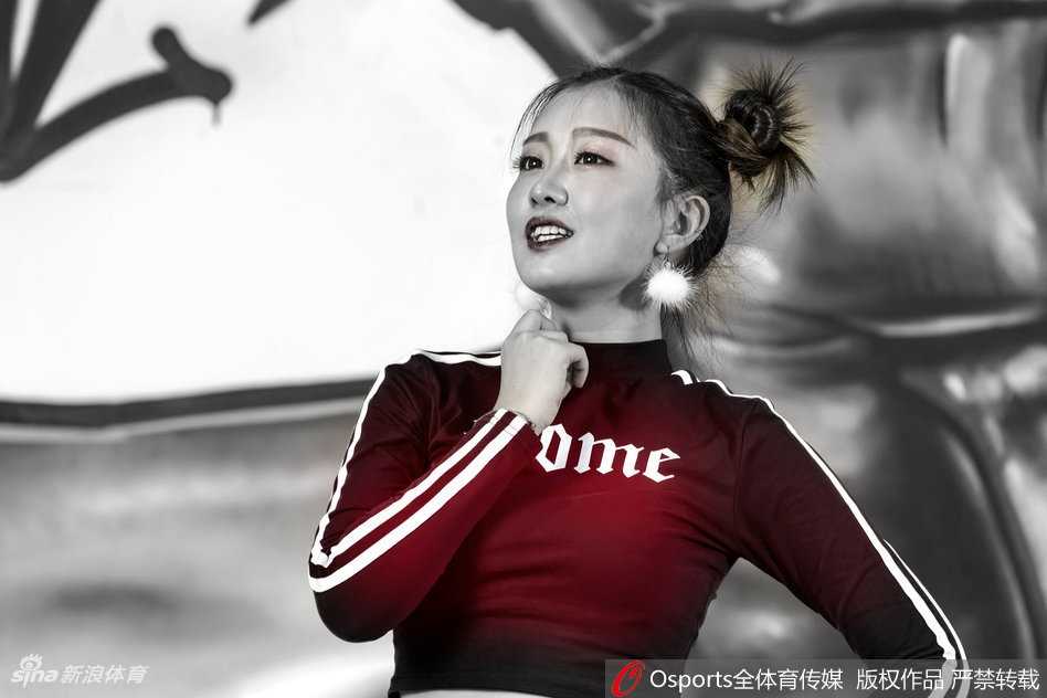 山东男篮啦啦宝贝高雨桐:俏皮发型萌气十足,新人写真惊艳亮相 高雨桐双手合十,俏皮刘海发型搭配甜美微笑,萌化人心