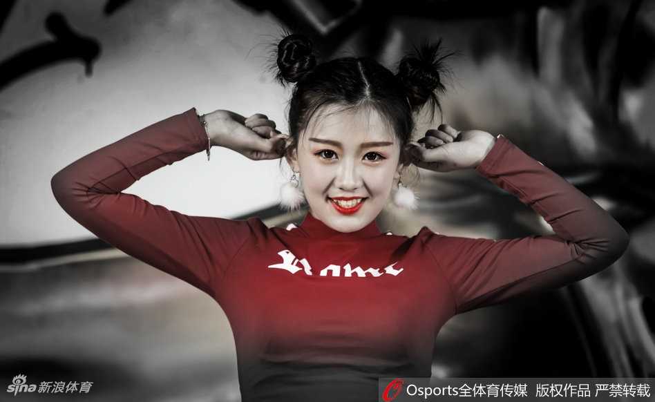 山东男篮啦啦宝贝高雨桐:俏皮发型萌气十足,新人写真惊艳亮相 高雨桐嘟嘴卖萌,蓬松丸子头更显娇俏可爱