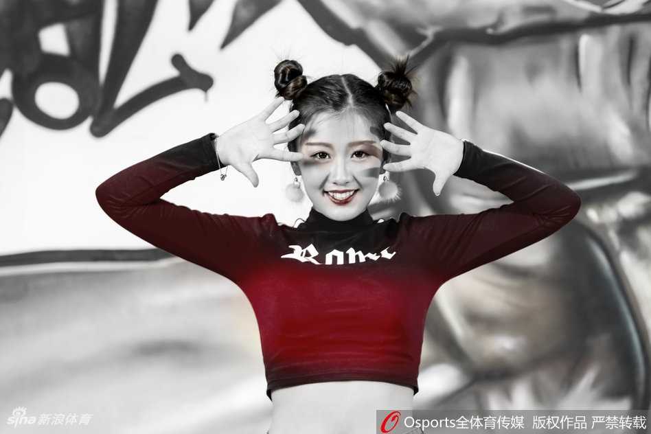 山东男篮啦啦宝贝高雨桐:俏皮发型萌气十足,新人写真惊艳亮相 高雨桐手举篮球,认真神情与俏皮发型形成反差萌