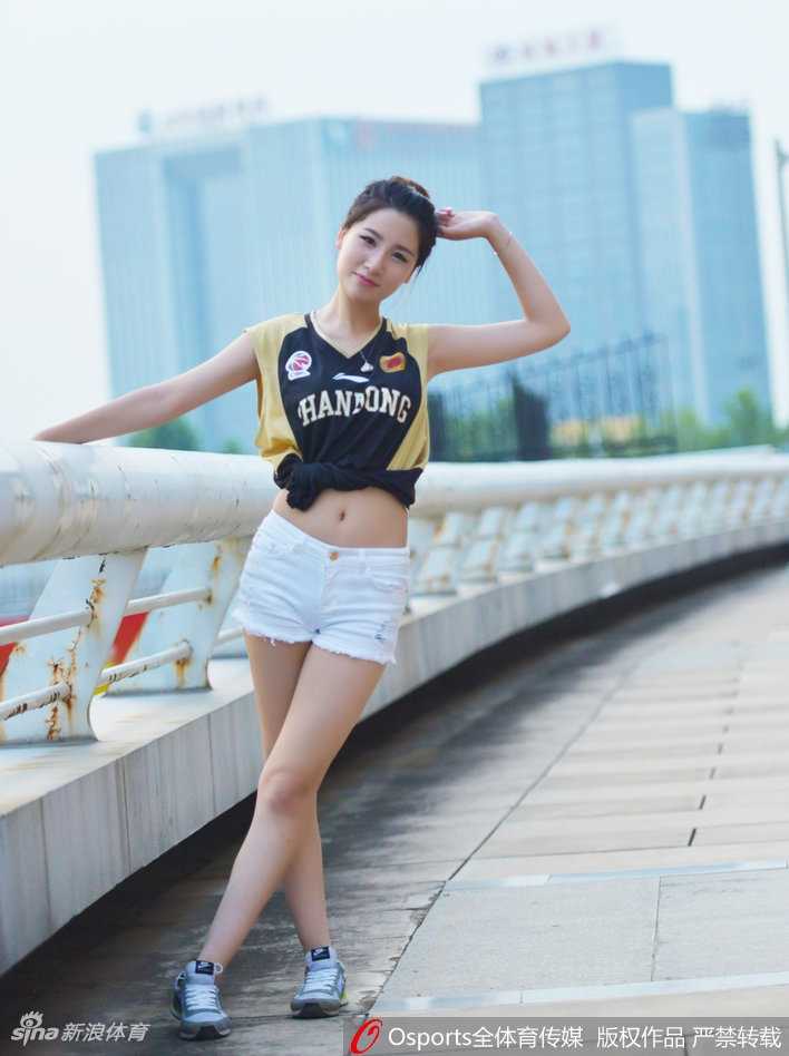 山东男篮客场狂飙创纪录 女球迷靓丽助威盼连胜 场边最美的风景线,一位山东女球迷身着紧身橙色球衣,搭配白色热裤,她高扎马尾,眼神专注地望向赛场,双手竖起大拇指,用灿烂的笑容为心中的英雄们送上最真挚的赞赏与鼓励。