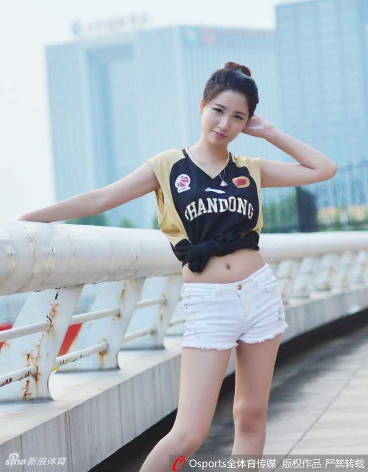 山东男篮客场狂飙创纪录 女球迷靓丽助威盼连胜 看台上的热情支持者,另一位女球迷转过身来,精致的面容上洋溢着青春的气息。她俏皮地歪着头,单手指向身后的赛场,仿佛在向全世界宣告:这里是山东男篮的荣耀之地,我们与球队并肩作战。