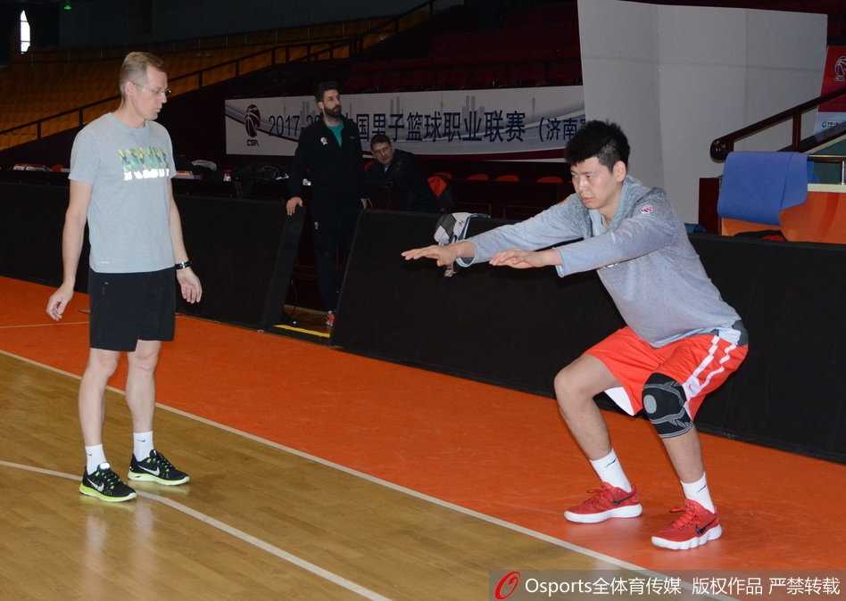 山东男篮核心缺席众将挑大梁,王汝恒潘宁训练场“基情”四射 王汝恒运球突破,眼神坚毅如铁,面对防守悍将毫无惧色,展现出核心后卫的担当。