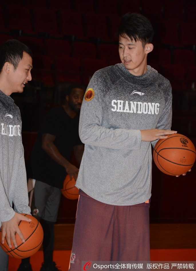 山东男篮核心缺席众将挑大梁,王汝恒潘宁训练场“基情”四射 潘宁在内线卡位,肌肉线条分明,如同铁塔一般镇守禁区,为球队筑起坚固防线。