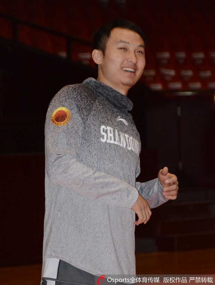 山东男篮核心缺席众将挑大梁,王汝恒潘宁训练场“基情”四射 训练结束,全队围成一圈,王汝恒振臂高呼,潘宁击掌相庆,这一刻胜负已不再重要,团结就是力量。