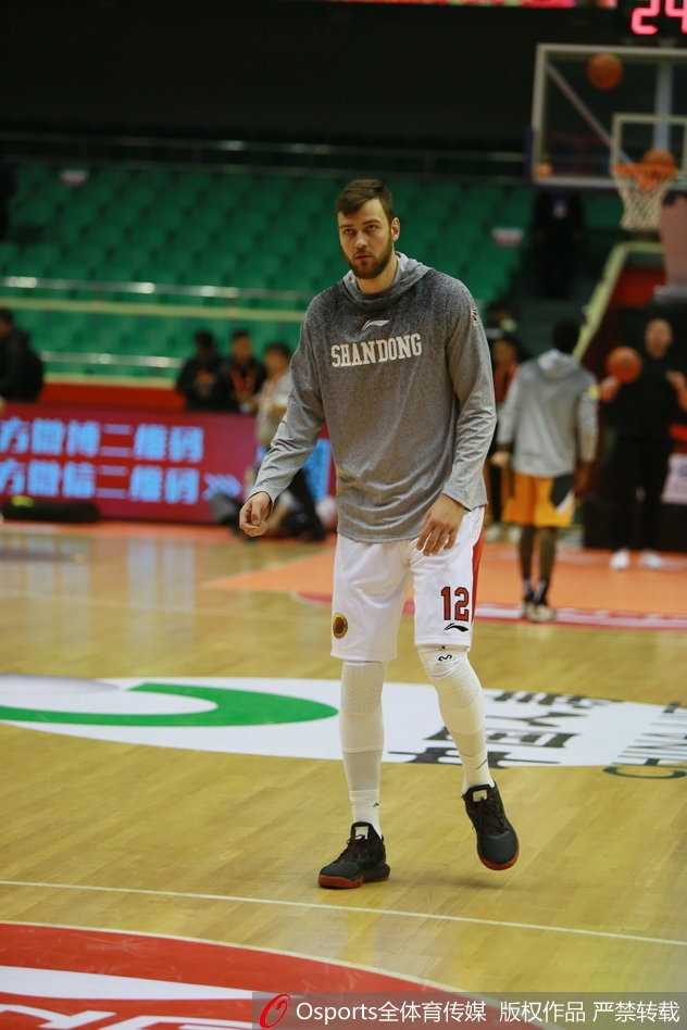 山东男篮核心赛前变身开心果 丁彦雨航搞怪训练照曝光 丁彦雨航单手投篮后故意保持僵硬的落地姿势,如同机器人一般,站在旁边的教练看到这一幕也无奈地摇头笑了