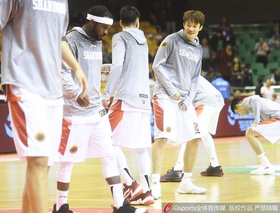 山东男篮核心赛前变身开心果 丁彦雨航搞怪训练照曝光 丁彦雨航在训练中突然做出鬼脸,夸张的表情逗乐了身后的队友,训练场瞬间变成欢乐的海洋