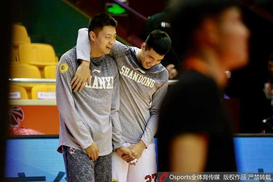 山东男篮核心赛前变身开心果 丁彦雨航搞怪训练照曝光 训练间隙,丁彦雨航坐在场边搞怪喝水,眼睛滴溜溜地转,似乎在盘算着下一个整蛊队友的点子