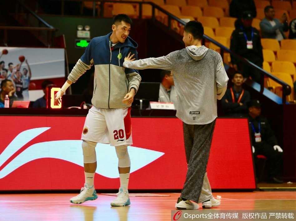 山东男篮核心赛前变身开心果 丁彦雨航搞怪训练照曝光 丁彦雨航在场上做出夸张的防守姿势,身体扭成S形,眼神里却满是藏不住的笑意,仿佛在导演一出喜剧