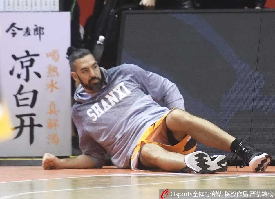 山东男篮核心赛前变身开心果 丁彦雨航搞怪训练照曝光 最后集结时,丁彦雨航故意站得歪歪扭扭,还冲着镜头竖起剪刀手,把原本严肃的赛前全家福变成了喜剧大合照