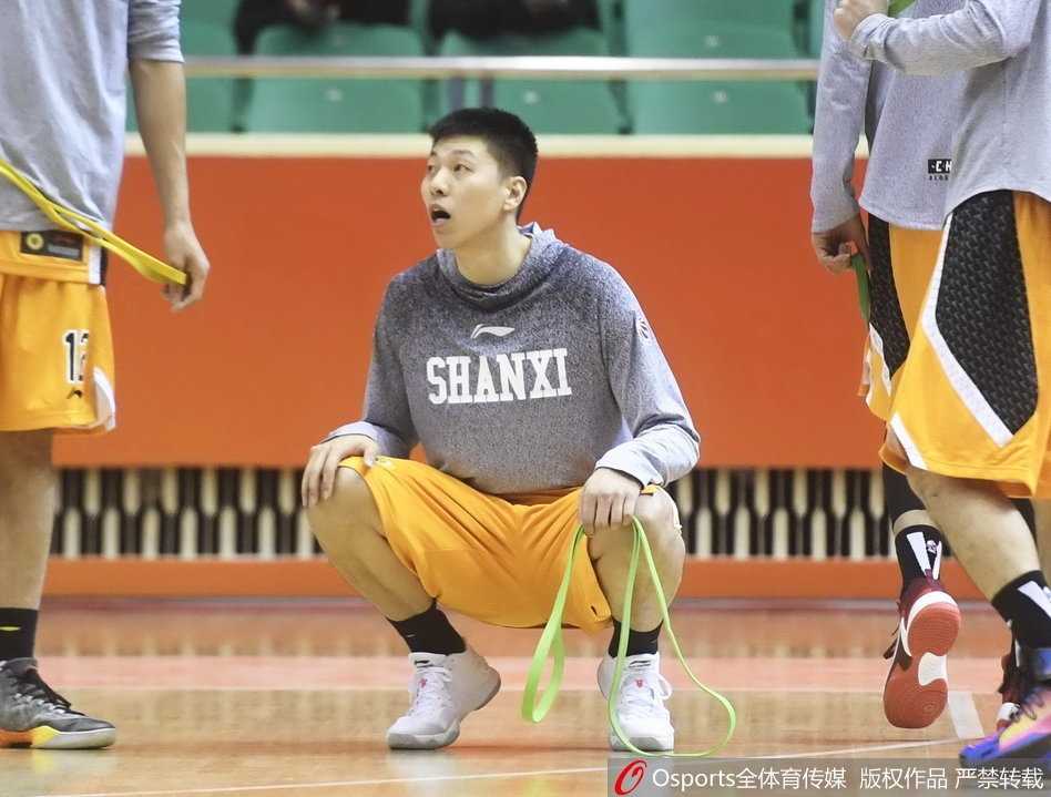 山东男篮核心赛前变身开心果 丁彦雨航搞怪训练照曝光 丁彦雨航与队友打闹成一团,他像个小猴子一样挂在队友身上,脸上洋溢着孩子般纯真的笑容