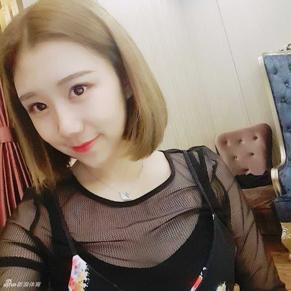 山东男篮炫舞团里的健康之美,那些略带肉感的活力精灵 @_yoonxi身穿黑色休闲上衣搭配牛仔裤,在街头随性抓拍,自然的身材曲线在不经意间流露,展现出无需刻意修饰的生活美感。