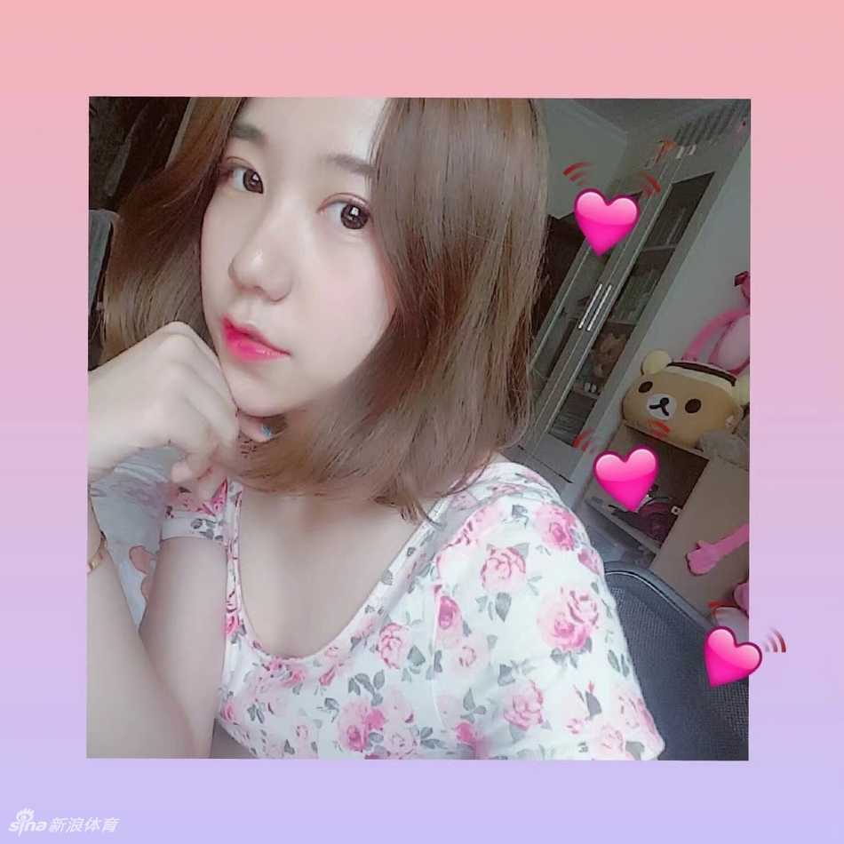 山东男篮炫舞团里的健康之美,那些略带肉感的活力精灵 @_yoonxi身穿炫舞团红色表演服,搭配白色短裙,在镜头前优雅站立,匀称的身材将动感队服衬托得恰到好处,笑容甜美自信。