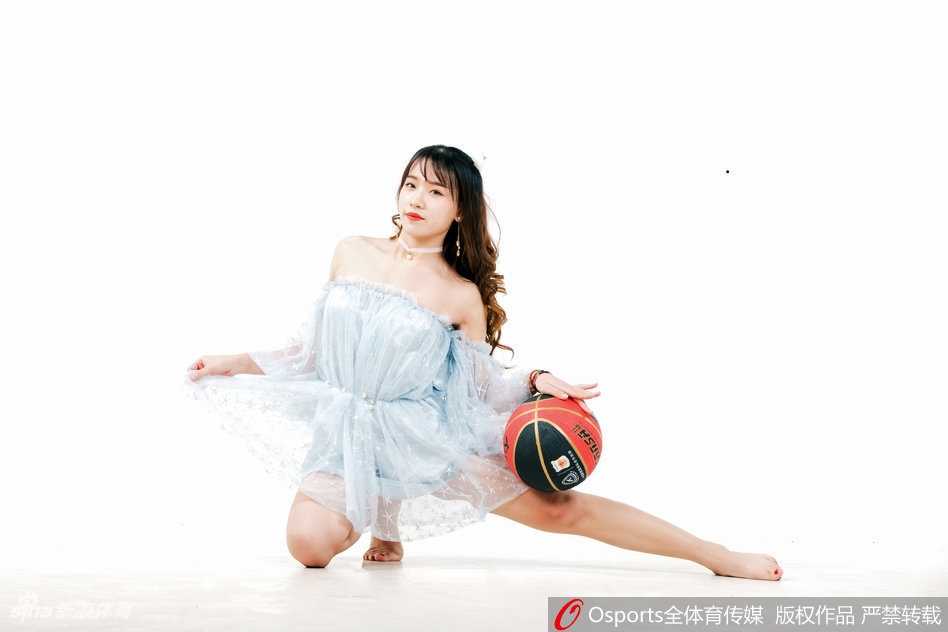 伴随着劲爆的音乐节拍，多名啦啦队成员在赛场中央侧身跪地，同时展示高难度一字马，修长的美腿和灿烂的笑容交相辉映