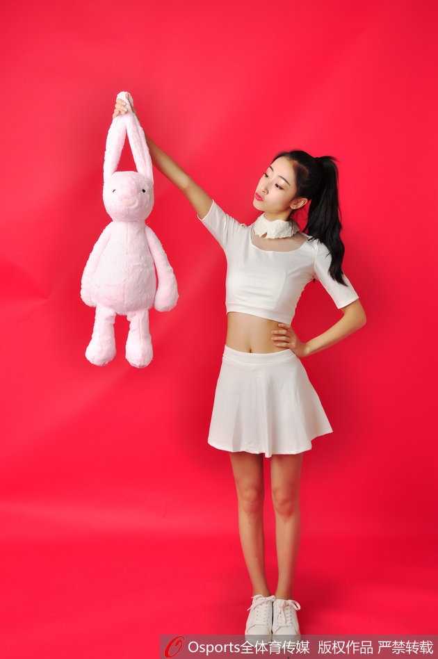 CBA中场时刻，炫舞团VC啦啦队员身穿亮黄色战袍，露出健康修长的美腿，雪肌在灯光下闪耀，动作整齐划一尽显专业风采。