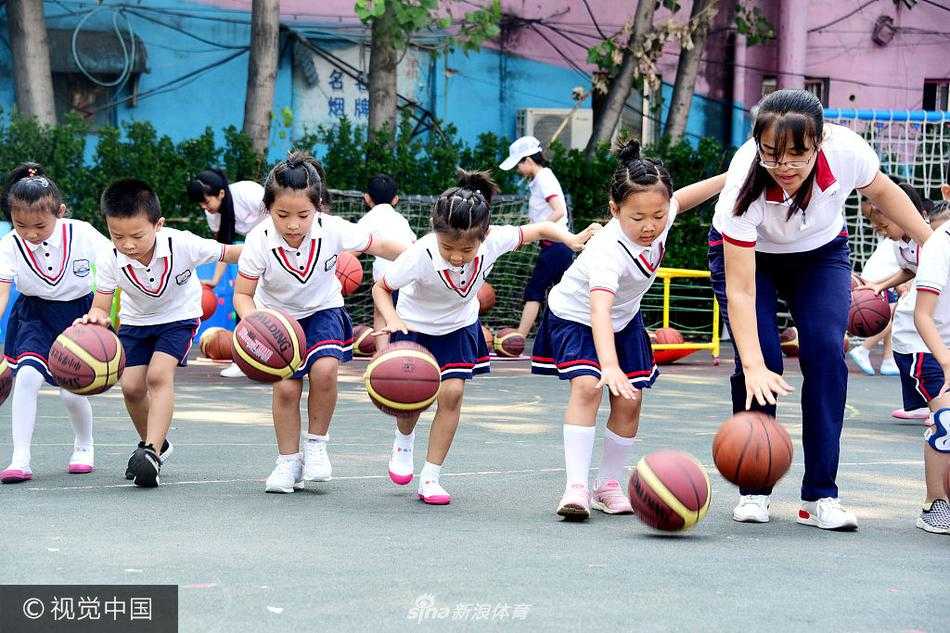 小班的孩子们个个神情专注，努力地用小手控制着跳动的篮球，正在进行定点拍球的基础练习