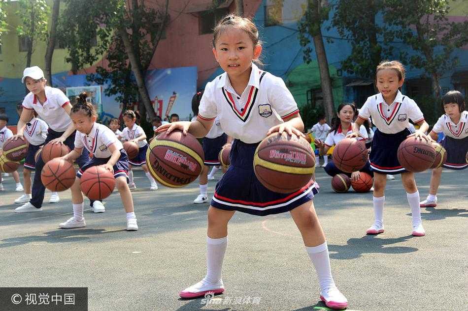 在老师的哨声指挥下，孩子们迅速变换队形，形成一个个整齐的圆圈，进行合作拍球展示