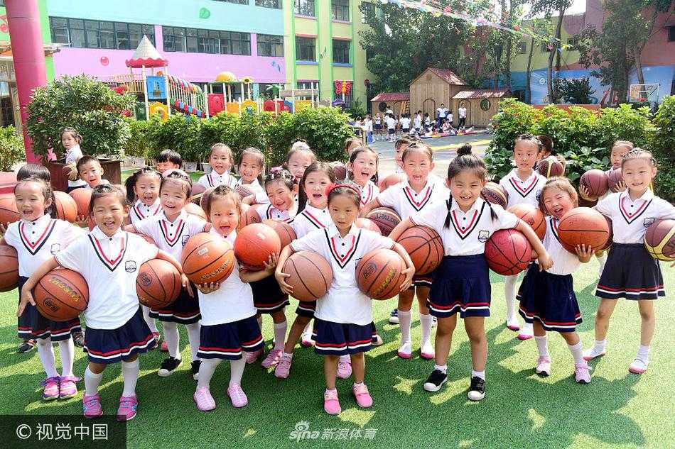 山东茌平童趣篮球操:百名萌娃球场跃动,绽放体能之光 绿茵操场上,数百名身着统一园服的幼儿犹如跳动的音符,他们神情专注,随着音乐的节奏整齐划一地拍动篮球,场面既壮观又充满童趣。