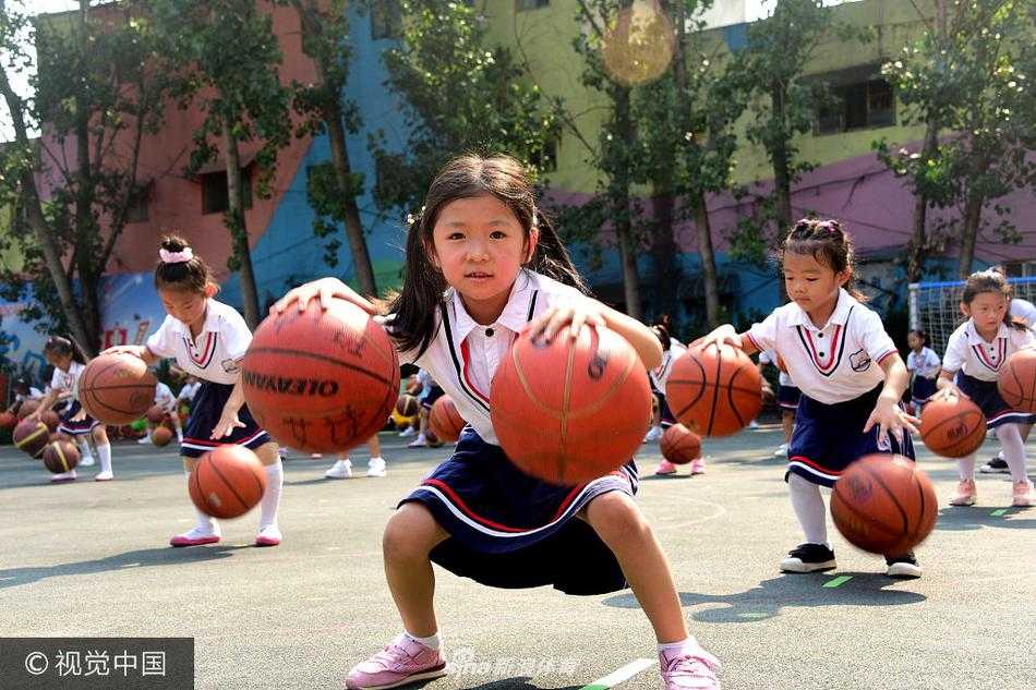 山东茌平童趣篮球操:百名萌娃球场跃动,绽放体能之光 从高空俯瞰,操场上孩子们排列成整齐的方阵,手中的篮球同时跃起,仿佛一片律动的红色海洋,震撼的场面见证着幼儿体能教育的丰硕成果。