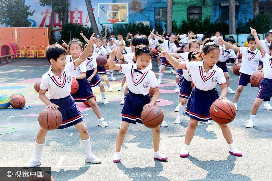 山东茌平童趣篮球操:百名萌娃球场跃动,绽放体能之光 变换队形时,几名大班幼儿正在快速奔跑运球,他们身姿矫健,目光紧紧跟随着手中的篮球,展现出与年龄不太相符的沉稳与控球技巧。
