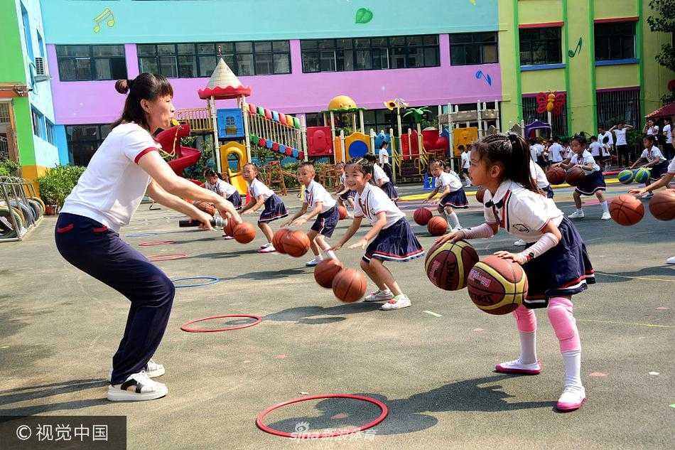 山东茌平童趣篮球操:百名萌娃球场跃动,绽放体能之光 两名幼儿正面对面进行传接球练习,球在空中划出一道优美的弧线,对面的孩子张开双手准备稳稳接住,这一刻,信任与默契在他们之间无声传递。
