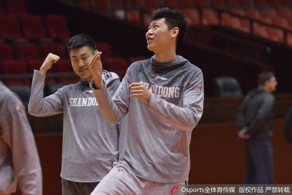 看到丁彦雨航的滑稽表演，场边的队友们彻底放弃了矜持，有的笑得前仰后合，有的则用手指着小丁，仿佛在说：