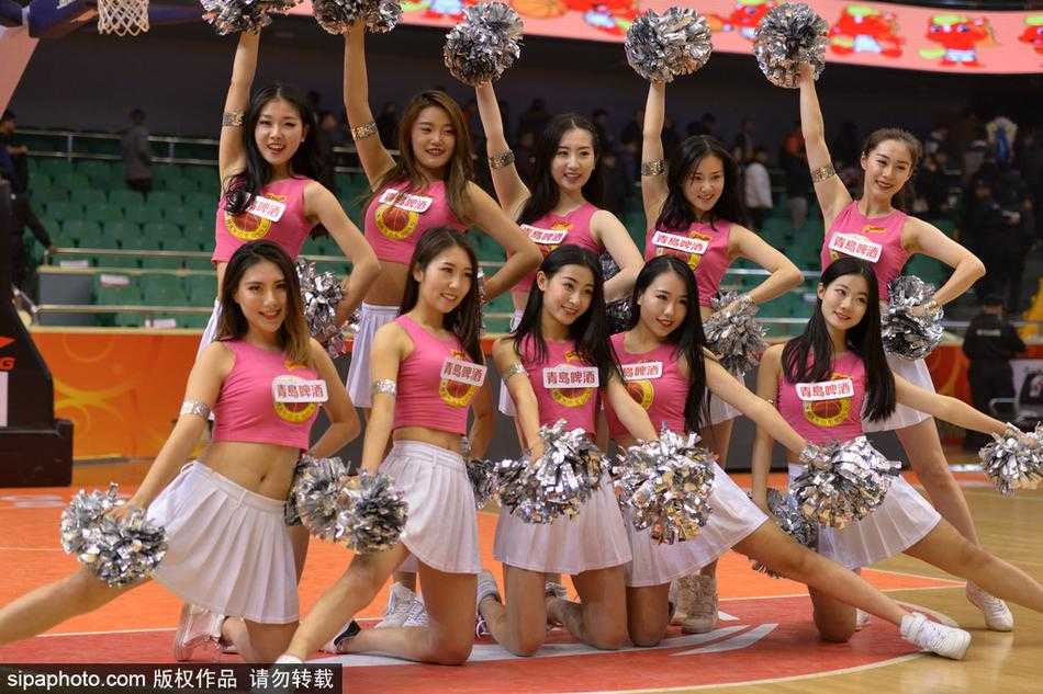 宝贝们变换了队形，她们站成两排，手牵手向镜头致意。统一的白色运动鞋和充满活力的姿态，让人感受到这个团队强大的凝聚力，她们不仅是表演者，更是并肩作战的姐妹。